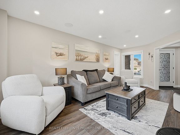 5th image of 8 Waterbury St