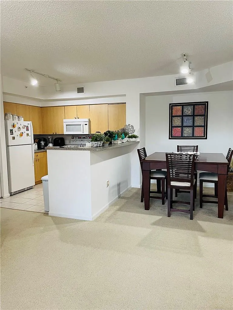 2 bed, 2.0 bath, 981 sqft, $2,100 — Photo 4