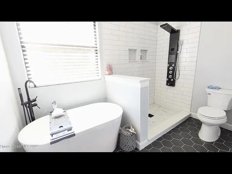 822 Marian Ct — Photo 2