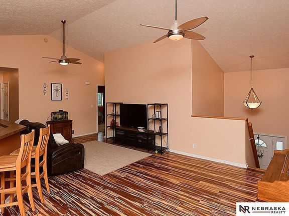 5th image of 208 Jackson St