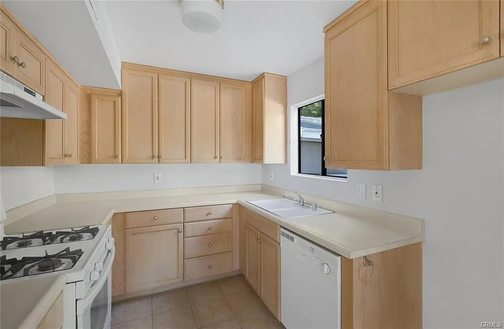 2 bed, 1.5 bath, 1000 sqft, $2,995 — Photo 3