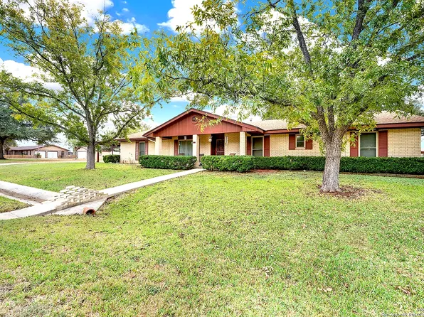 222 Indian Pink Dr, Floresville, TX 78114