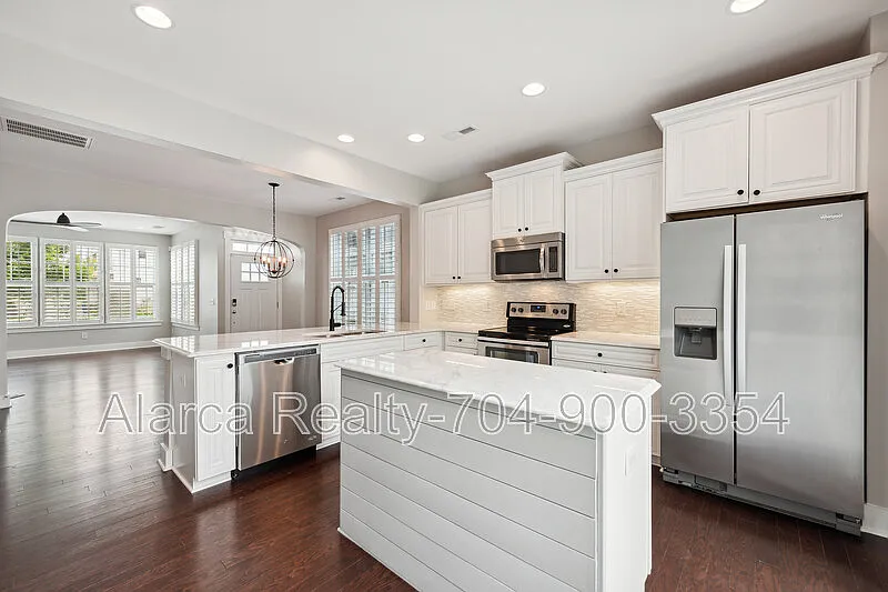 2 bed, 2.5 bath, 1400 sqft, $2,200 — Photo 4