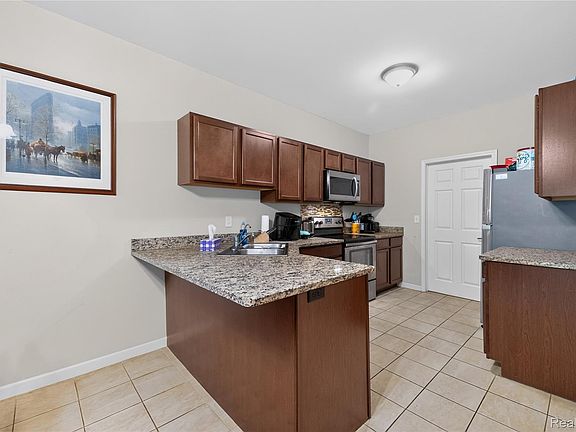 5th image of 307 Victoria Dr
