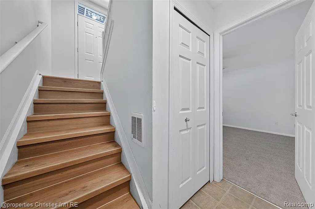 3 bed, 2.5 bath, 1469 sqft, $2,500 — Photo 2