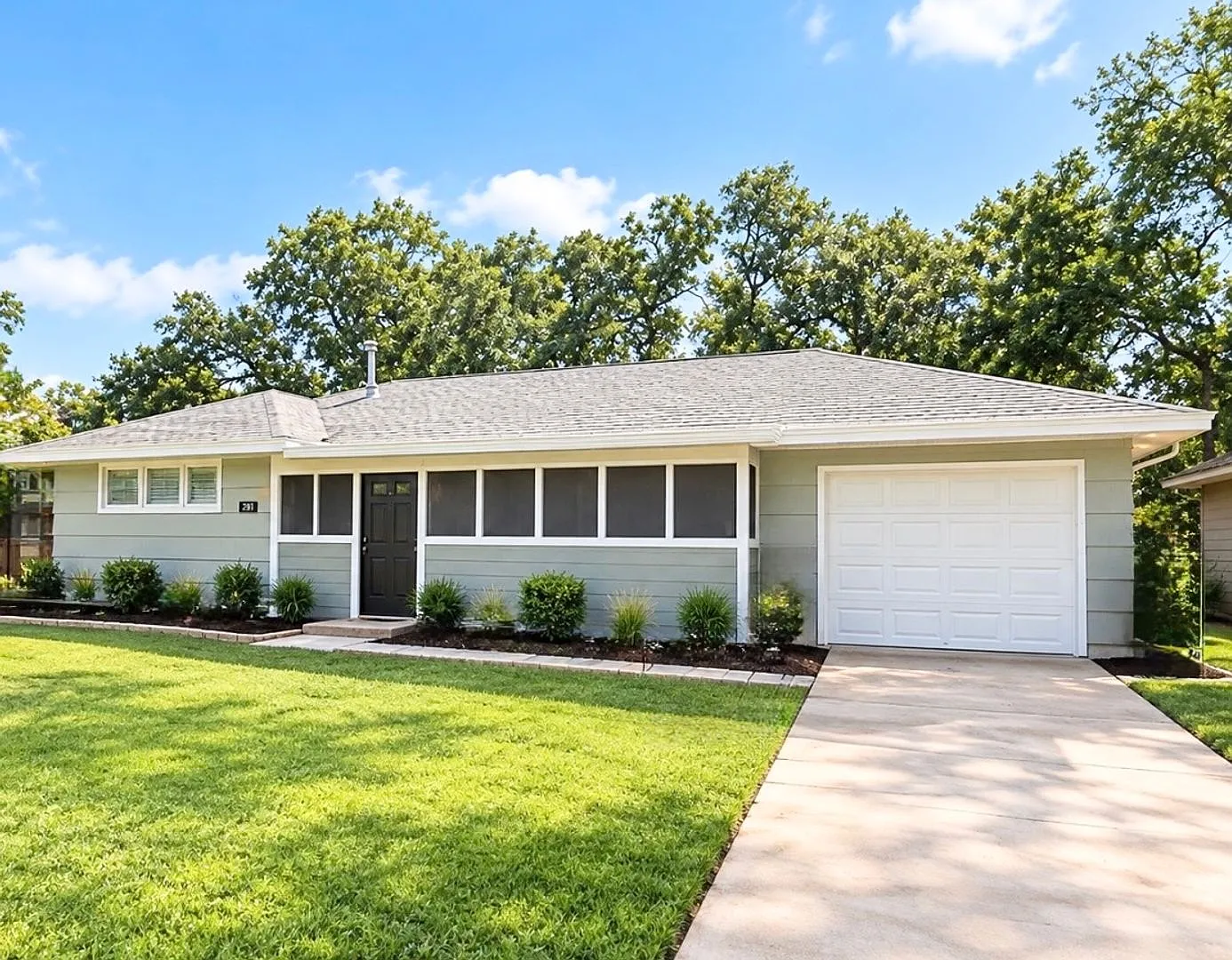 Beautiful & Spacious 3/2/1 Home in Lake Jackson ! — Photo 1