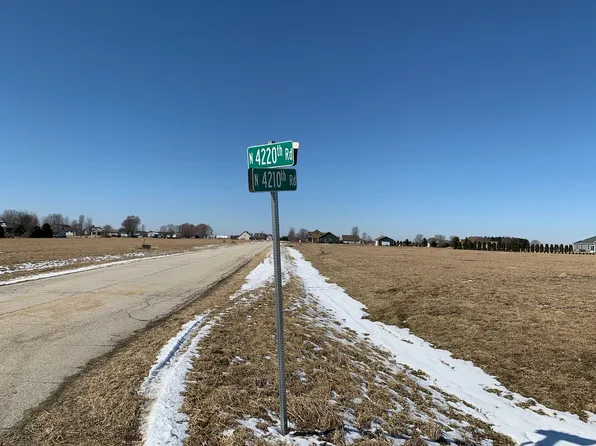 2447 N 4220th Rd, Sheridan, IL 60551