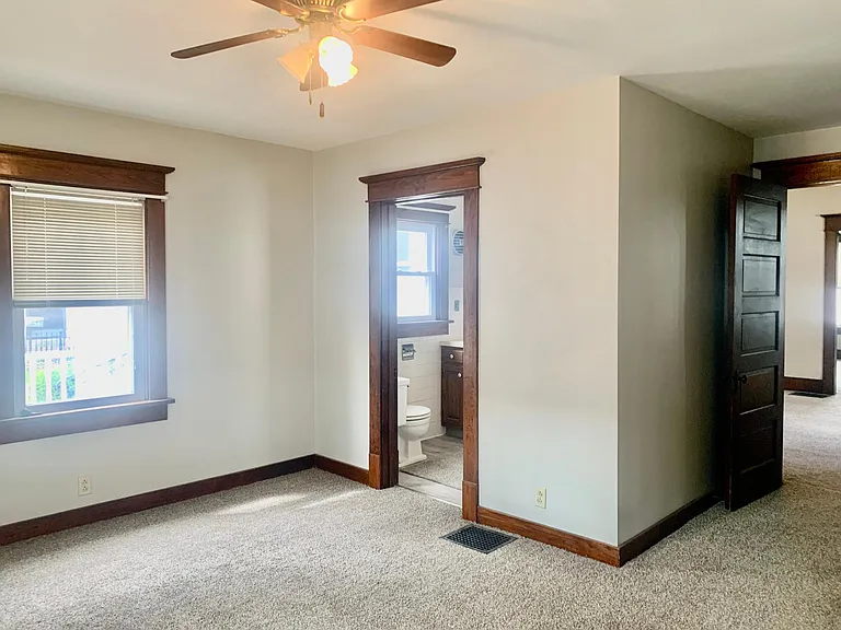251 E Main St — Photo 10