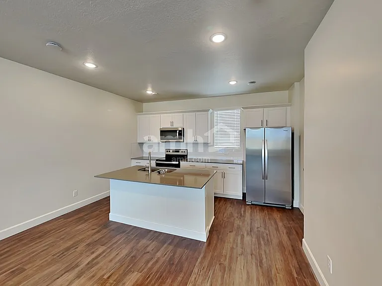 11026 S Trocadero Ave — Photo 4