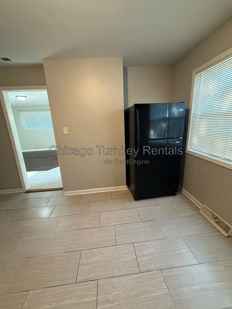 3 bed, 1.0 bath, 1287 sqft, $2,400 — Photo 4
