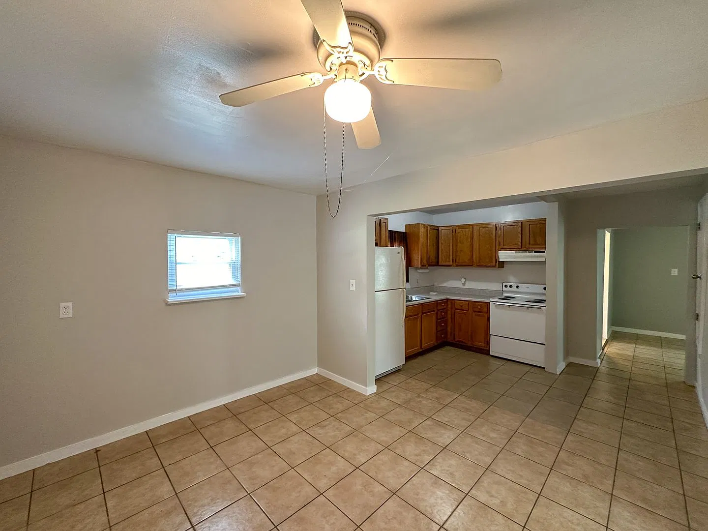 2 bedroom 1 bath with bonus room ~ lawn care included! — Photo 2