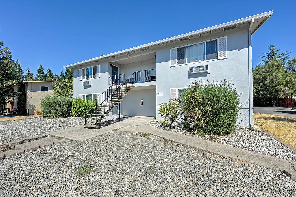 2 bed, 940 sqft, $2,095 — Photo 2