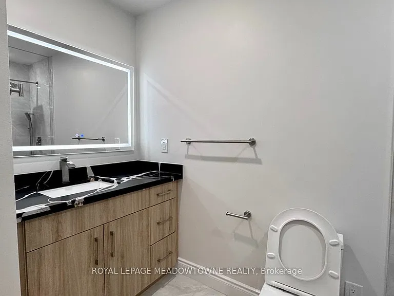 739 Consort Cres — Photo 7