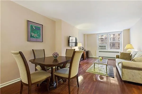 Sold by R New York | media 19