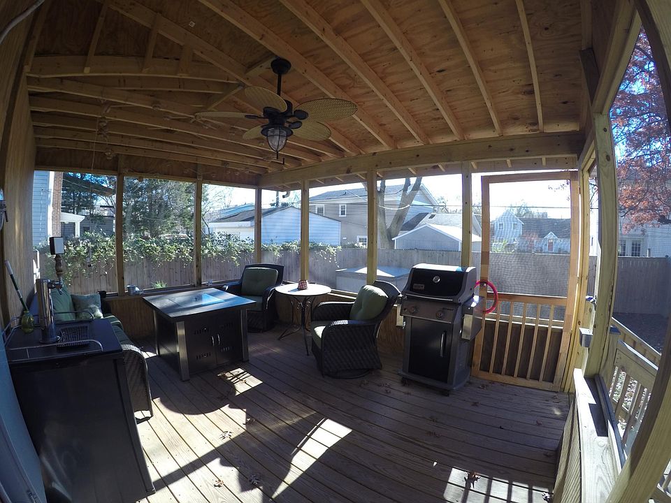 Covered / screened in porch