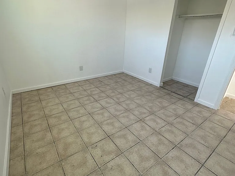 Spacious 2 Bedroom Apartment with Private Backyard — Photo 10