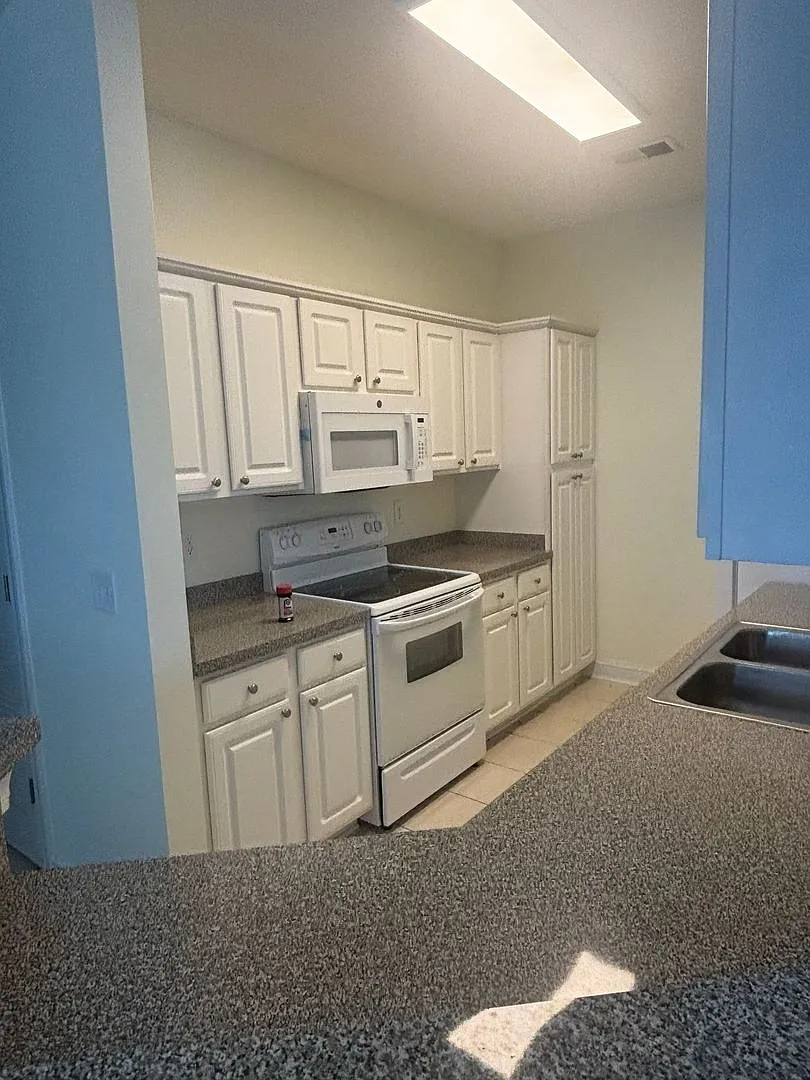 ROOMY 3 bedroom/2 bath condo at Fountain Point — Photo 2