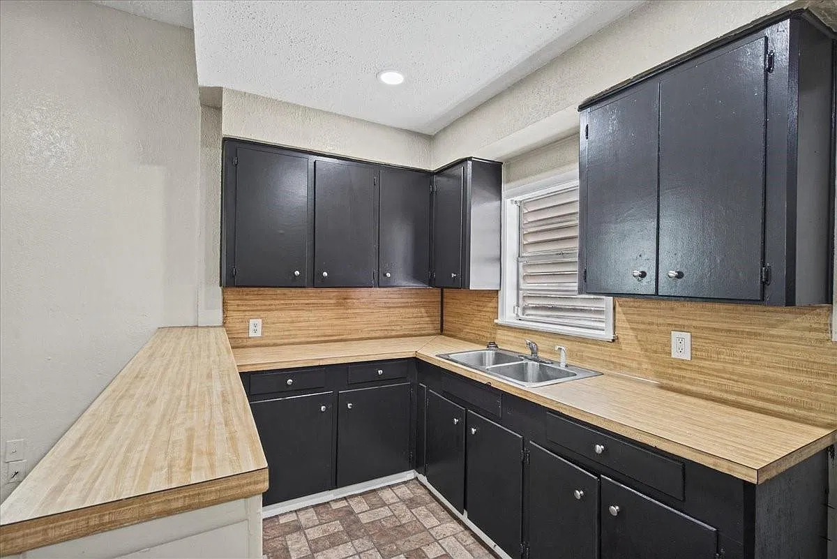 3005 Avenue L — Photo 4