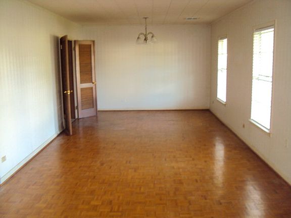 3rd image of 204 Park Dr