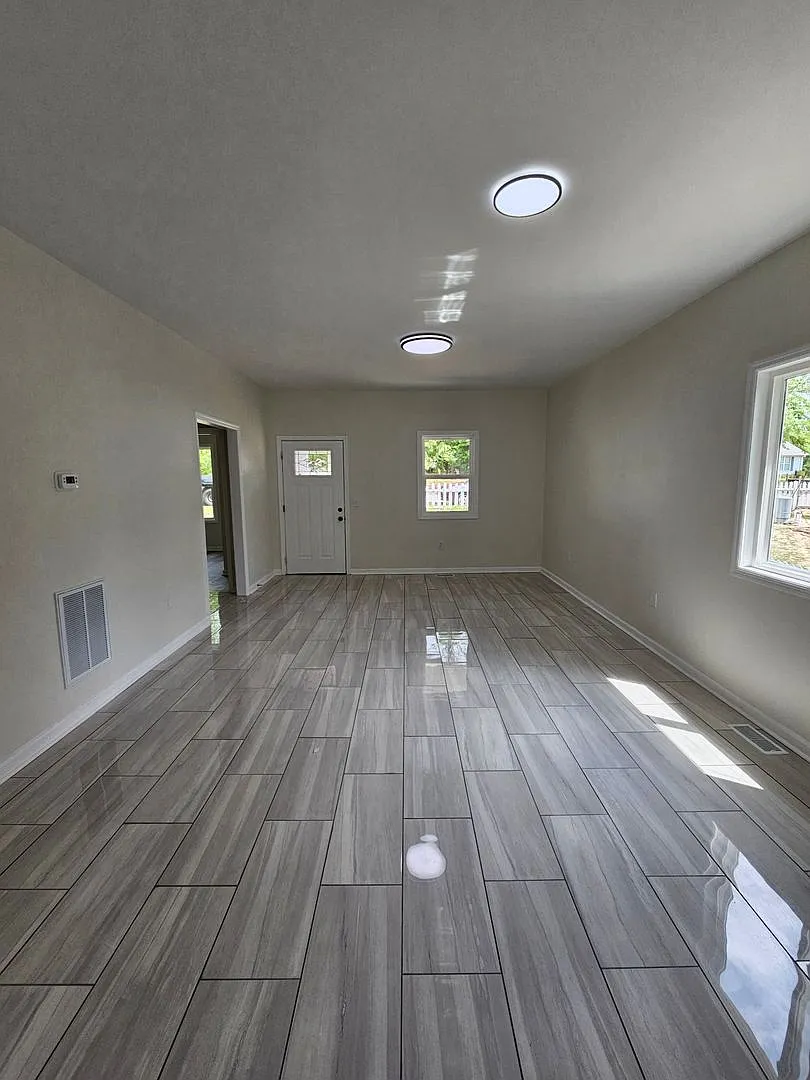 Beautiful 3BR/2BA Custom-Built Home with Fenced Yard & Large Deck — Photo 4