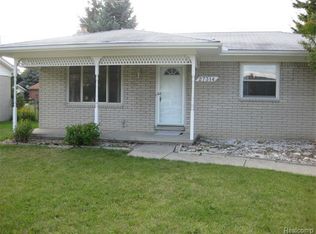 27314 Oakcrest Dr, Brownstown, MI 48183