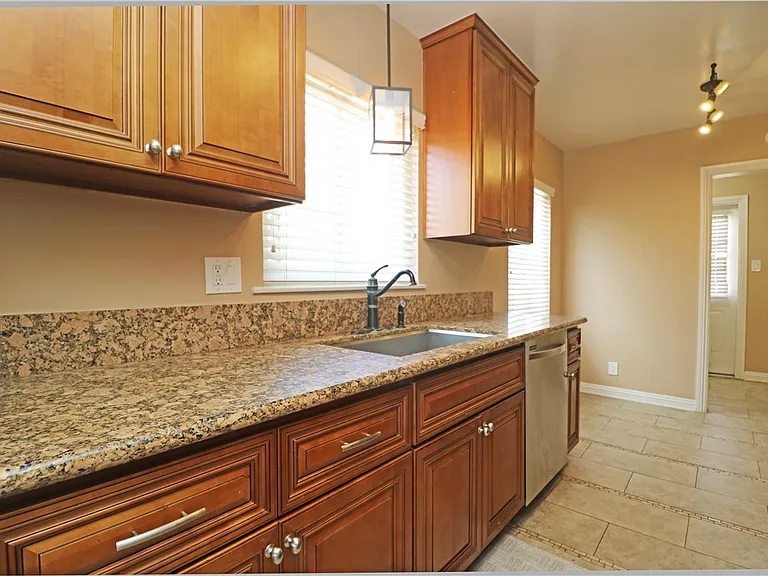 412 Catalpa Ave — Photo 7