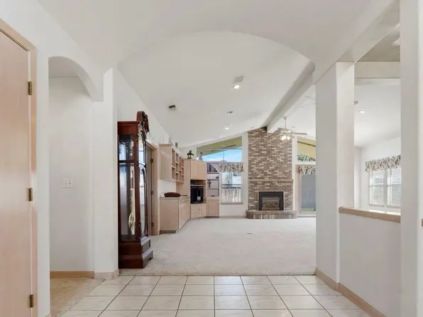 2702 E Goshen Ave, Visalia, CA 93292