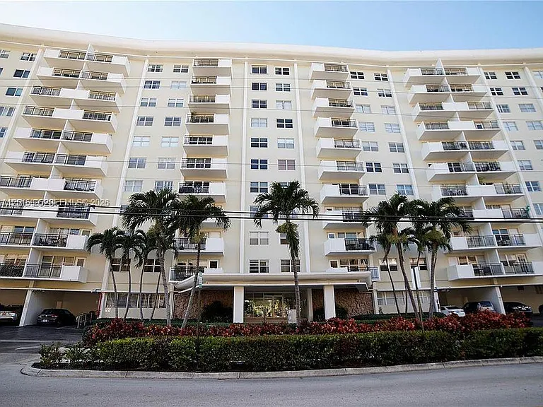 401 Golden Isles Dr #314 — Photo 2