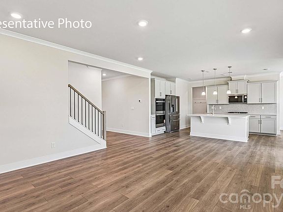 3rd image of 542 Mahogany Rd