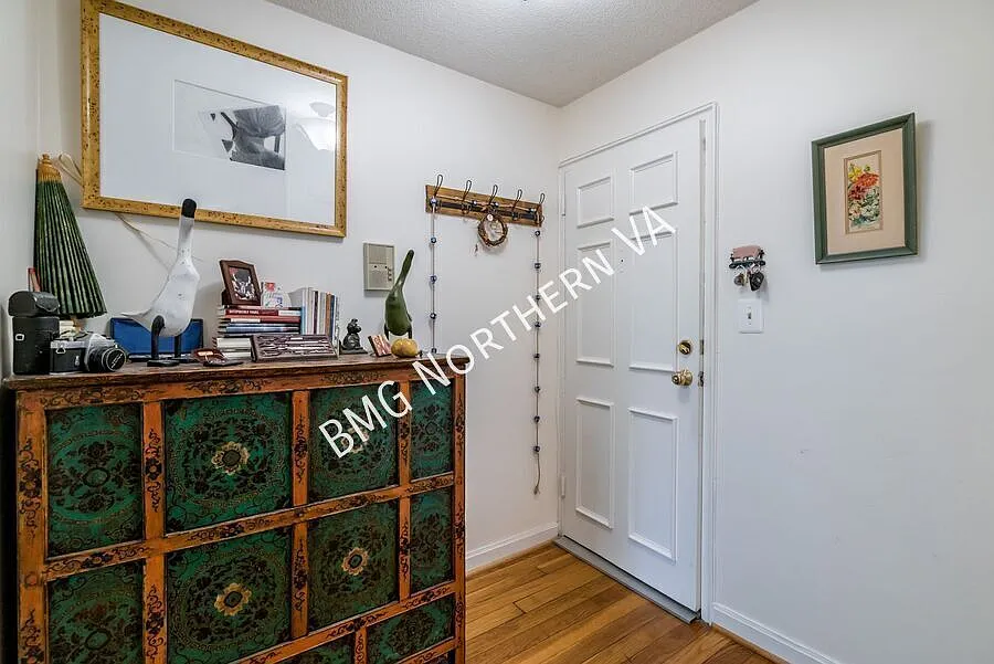 Charming Top Floor 1 BR 1 BA Garden Style Condo In Much Sought After Arlington Oaks — Photo 2