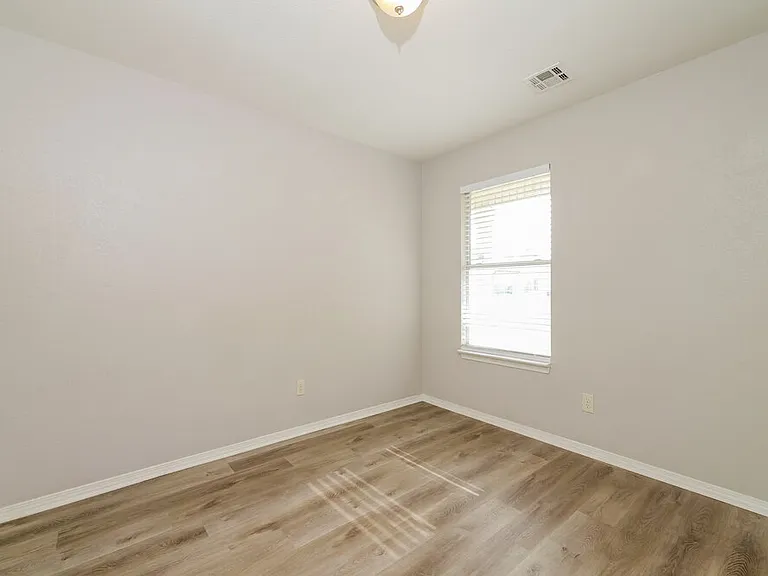 1101 Edinburg Dr — Photo 13