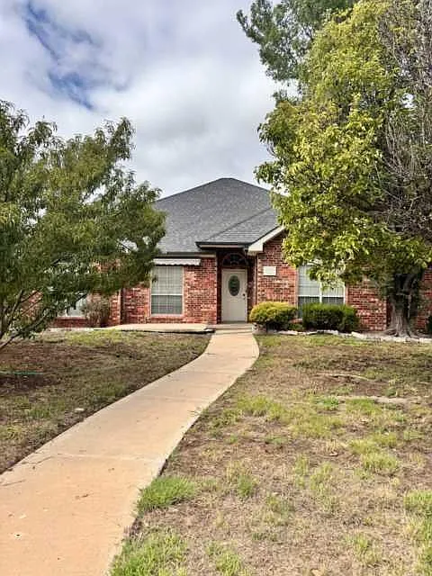 3 bed, 1397 sqft, $2,100 — Photo 1