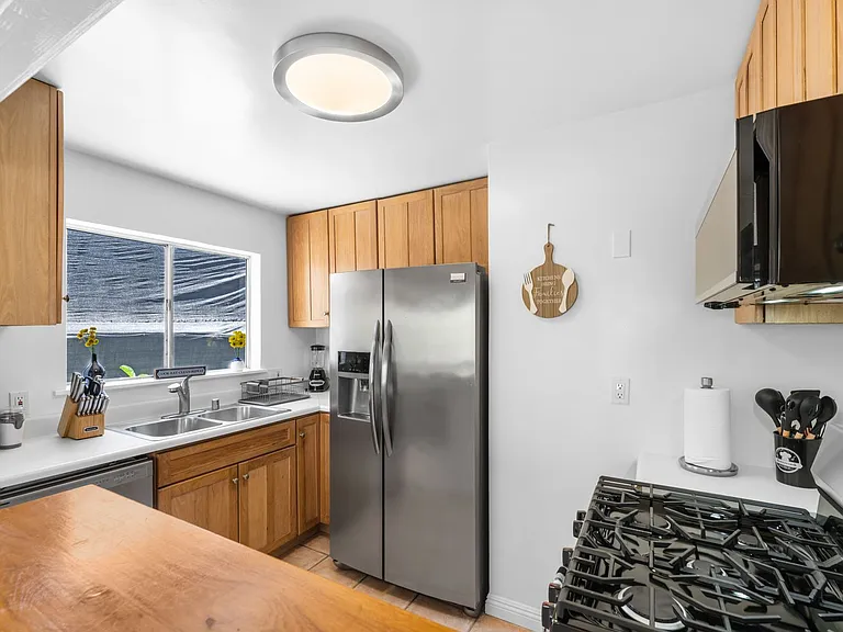 1303 Cave St — Photo 22