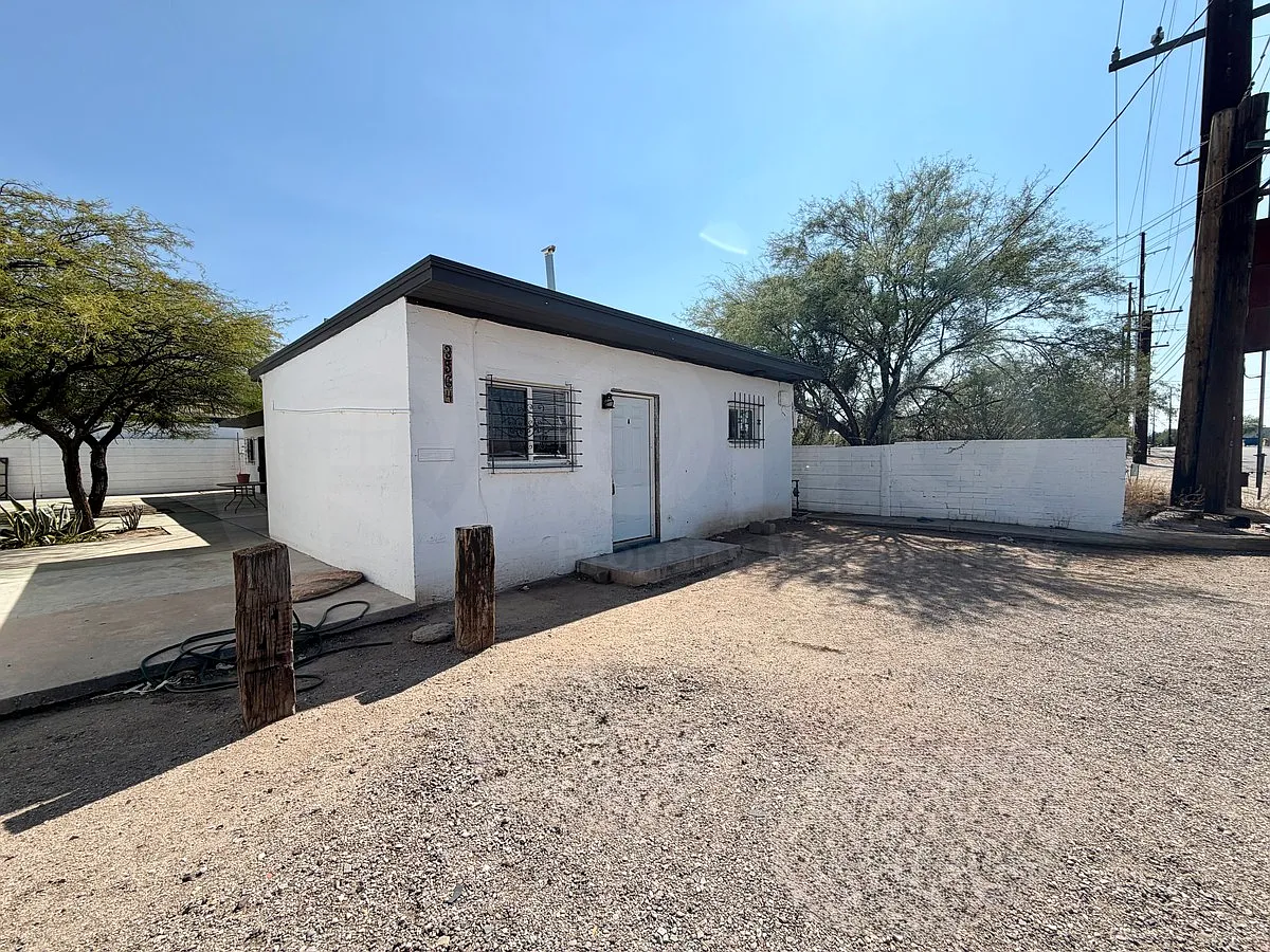 3564 E Kleindale Rd — Photo 2