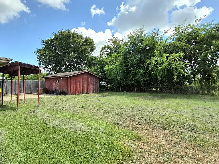 2201 Clooney St — Photo 11