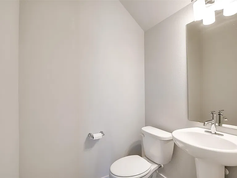 15107 Forum Ave — Photo 18