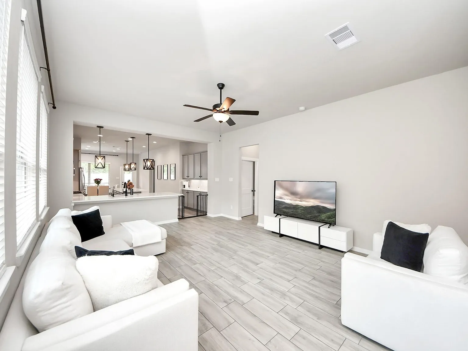 3 bed, 2.0 bath, 1702 sqft, $2,575 — Photo 4