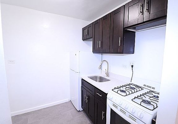 5th image of 143-45 Sanford Ave #606