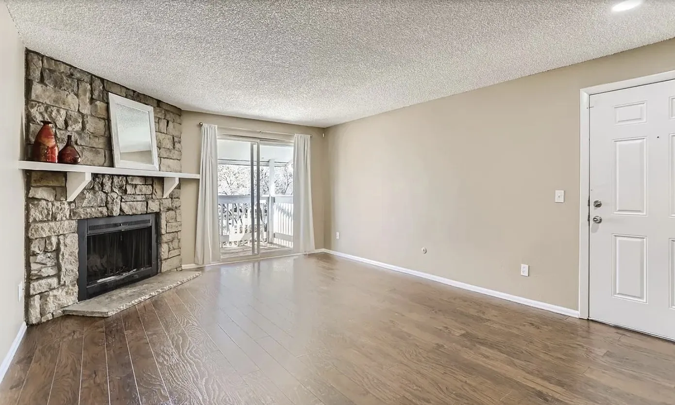 2 bed, 945 sqft, $1,950 — Photo 2