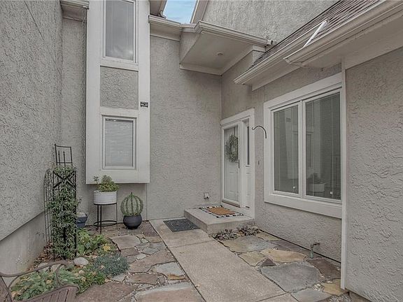 3rd image of 5828 Park Cir
