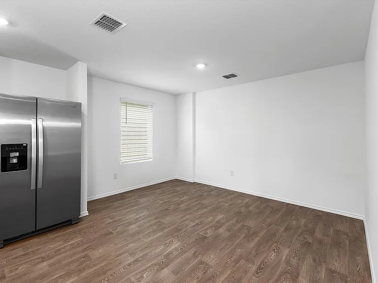 456 Sandringham Loop — Photo 4