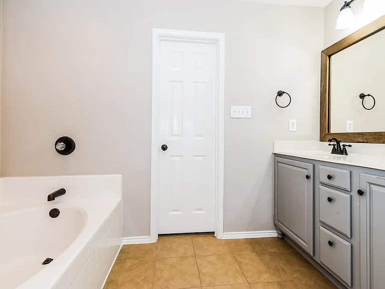908 Matthew Ln — Photo 12