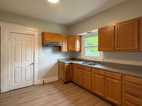 4th image of 155 Breck St #155