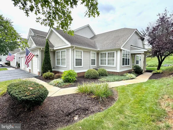 320 Oak Hill Ln, Reading, PA 19610