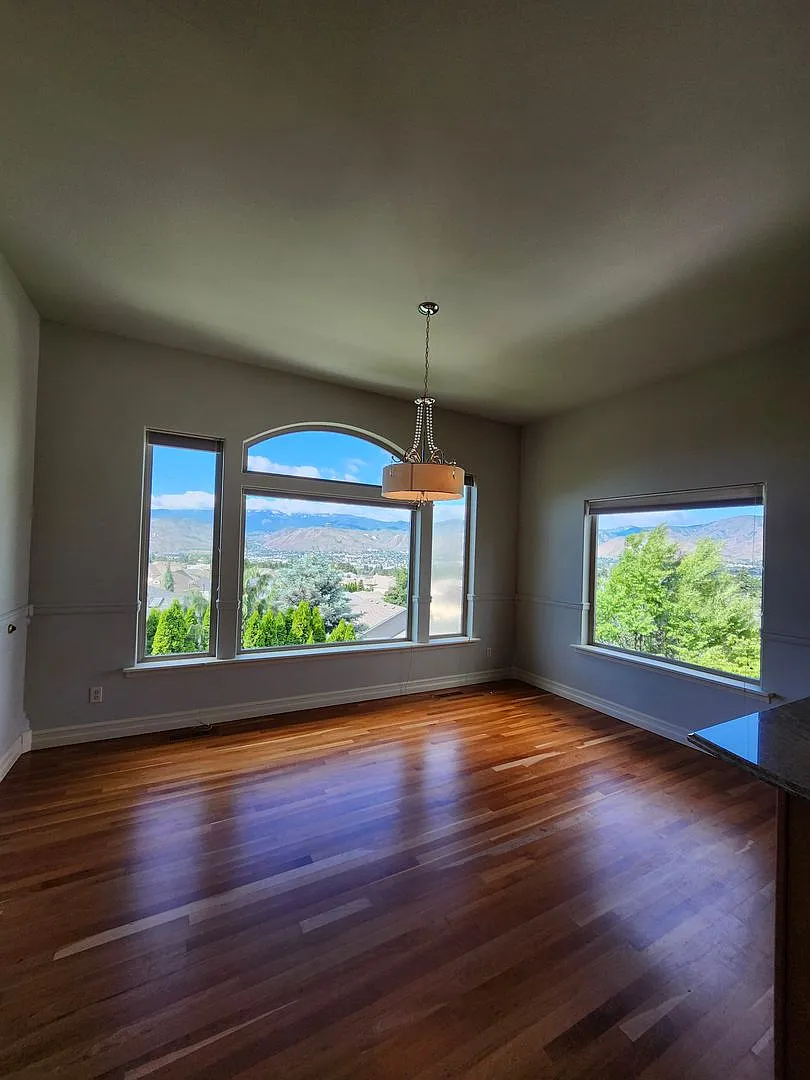 Gorgeous Fully Furnished 4-Bedroom and 3-Bathroom Home in Briarwood — Photo 3