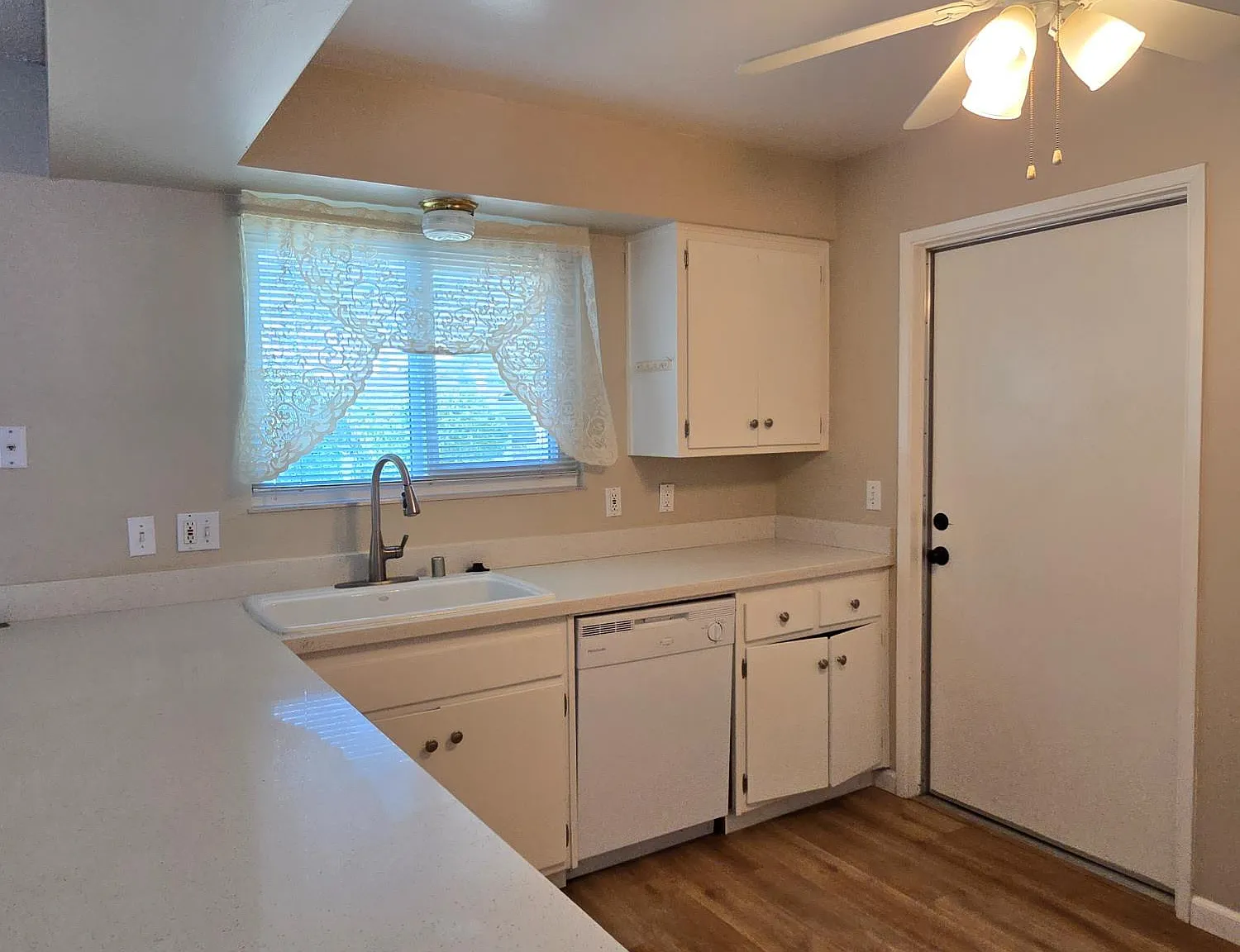 2 bed, 918 sqft, $2,200 — Photo 3