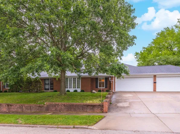 212 Mays Dr, Bloomington, IL 61701