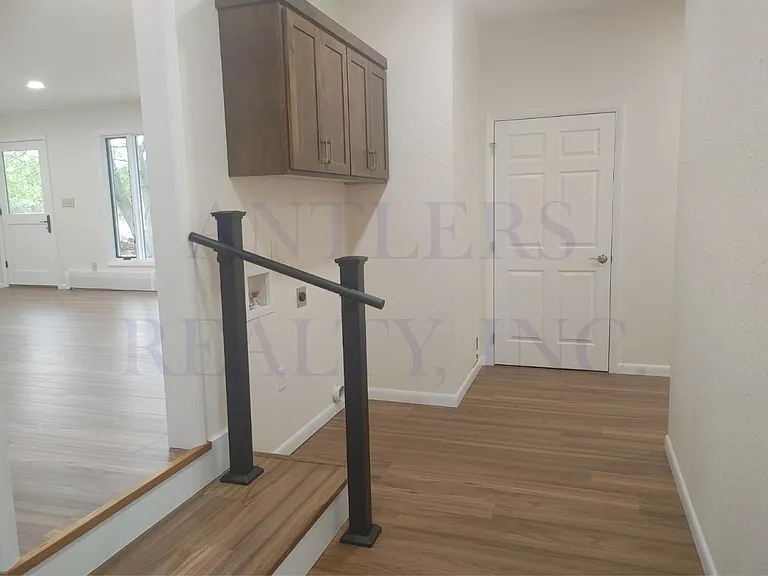 2537 Newton Ave — Photo 6
