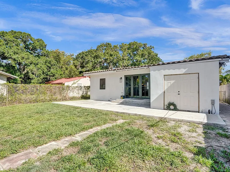 807 SW 18th St — Photo 56