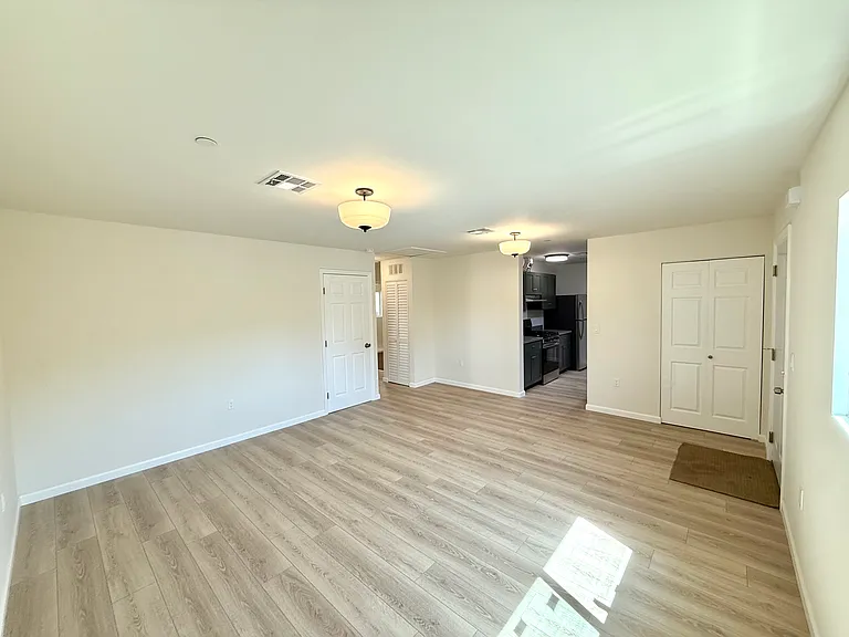 14606 Gilmore St #5 — Photo 4